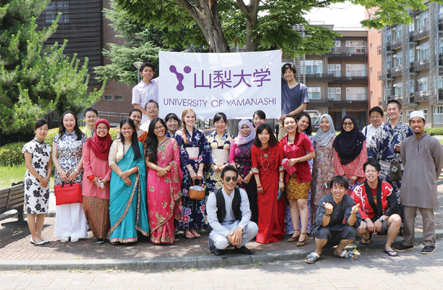 各国民族衣装イベントと夏祭り