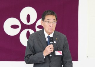 挨拶する田辺 篤甲州市長