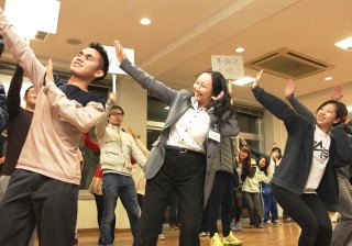 完璧な振付で踊る留学生有志とダンス部（中央は茅 暁陽国際交流センター長）