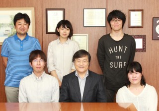 学長（前列中央）と懇談会参加者との記念撮影