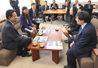 島田学長（右前）、茅センター長（右奥）と懇談するハメンクブウォノ特別州知事（左前）