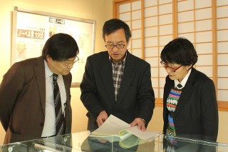 竹内 智附属図書館長(中央)が大村博士の卒業論文の 写しを披露