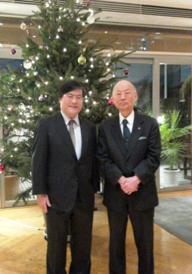 記念撮影　大村先生(右)と島田学長(左)