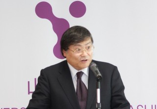 寄附者へ謝意を述べる島田学長