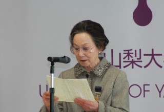 学生を激励する秋山妙子氏