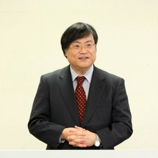 学生の功績を讃える島田眞路学長